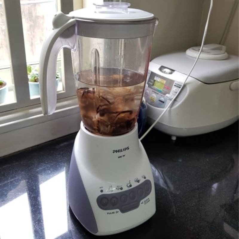 Lọc riêu cua đồng đã xay nhuyễn để có nước dùng thanh ngọt cho cách nấu canh cua mồng tơi mướp