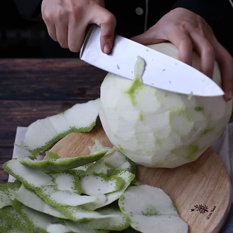 Khứa và tách cùi bưởi khỏi múi