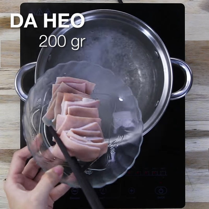 Sơ chế da heo sạch sẽ để nấu thịt đông bằng nồi áp suất