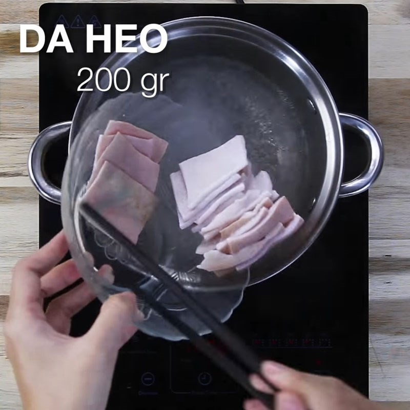 Cắt da heo thành miếng vừa ăn sau khi sơ chế