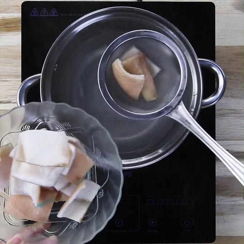 Da heo đã chần sơ và để ráo, sẵn sàng cho món thịt đông