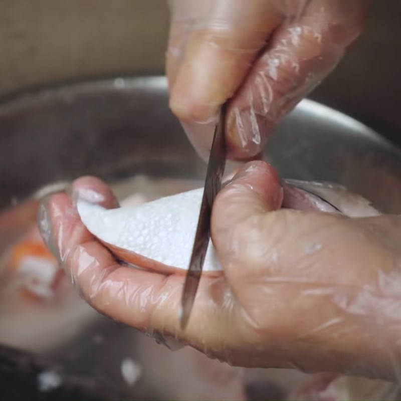 Rửa sạch cá hồi để ráo nước cho món canh