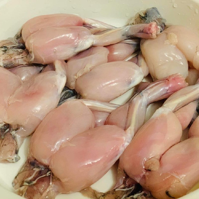 Ếch đã được sơ chế sạch sẽ để nấu cà ri