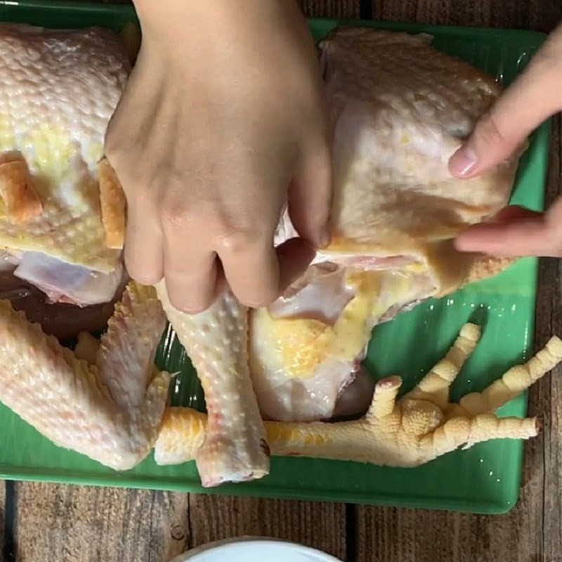 Sơ chế gà sạch và kỹ lưỡng trước khi chế biến món gà hấp muối