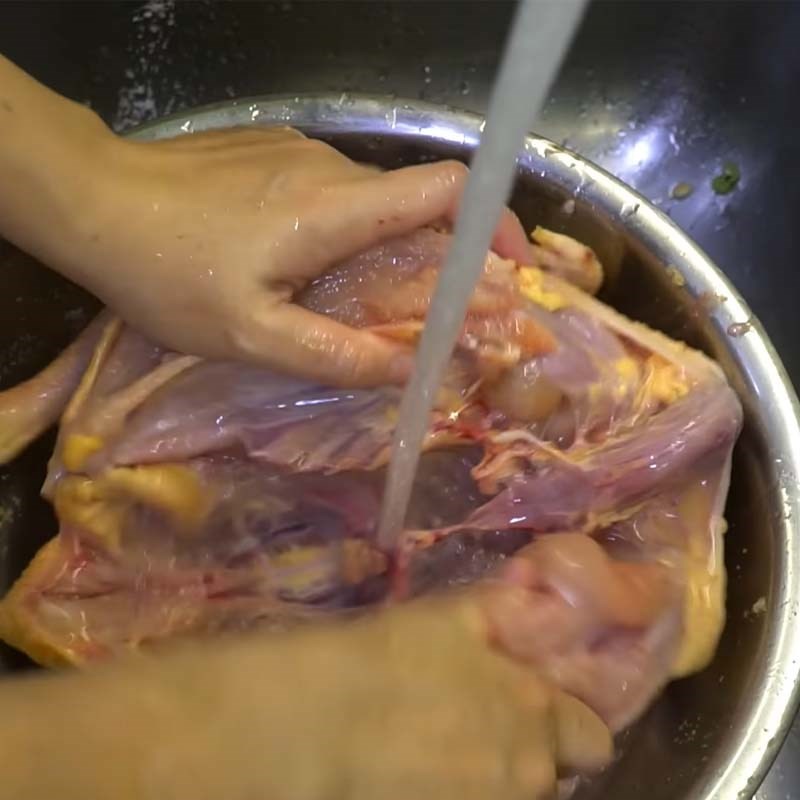 Sơ chế và chặt thịt gà thành miếng vừa ăn