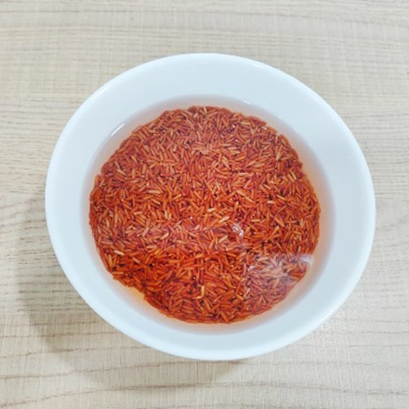 Sơ chế và ngâm gạo lứt sạch trước khi nấu bằng nồi áp suất