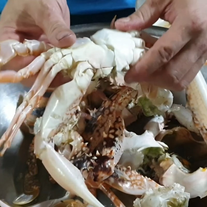 Ghẹ được bẻ đôi thân để loại bỏ phần phổi bên trong