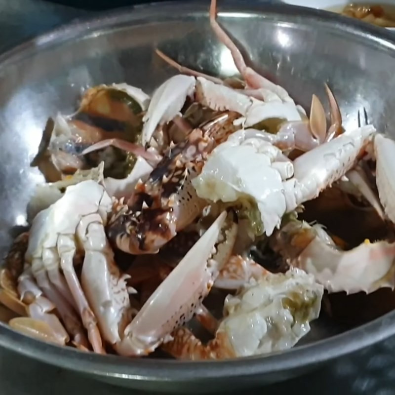Sơ chế ghẹ: Ghẹ tươi được làm sạch và tách mai, chuẩn bị cho món lẩu ghẹ rau muống