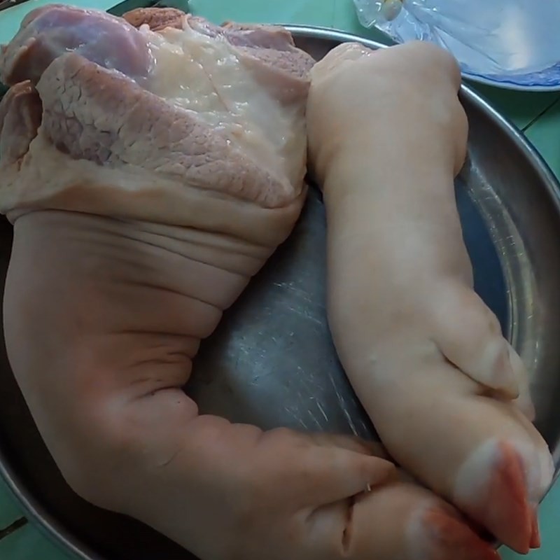 Sơ chế giò heo sạch, không hôi cho món giò heo bắc thảo
