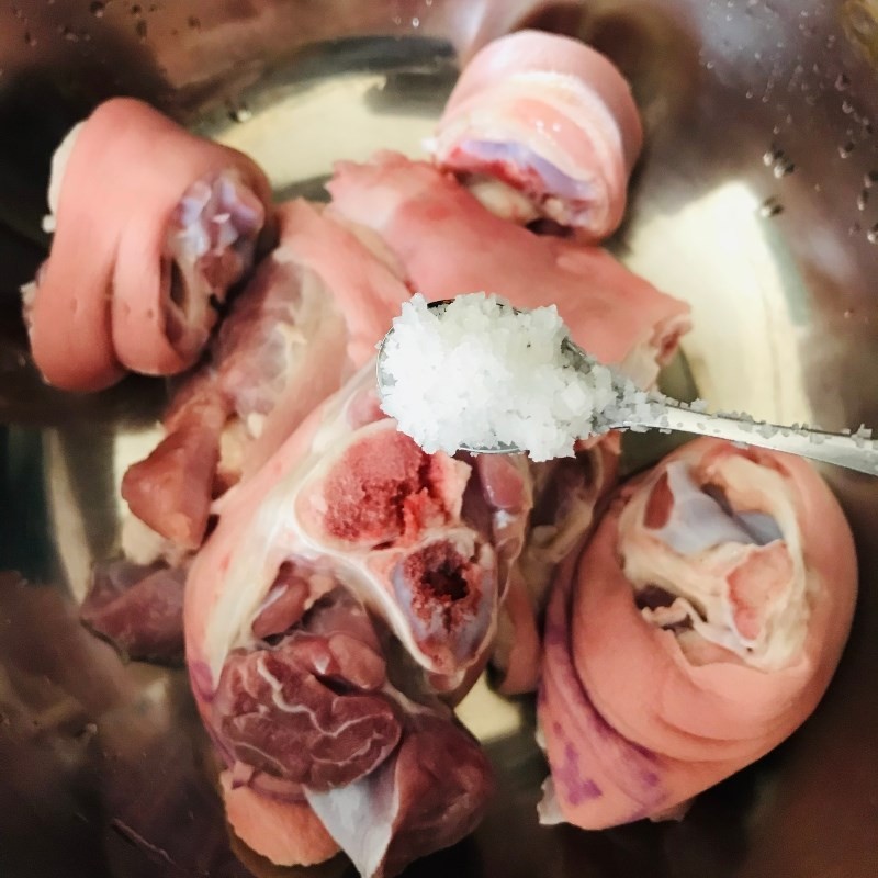 Giò heo đang được chần sơ trong nước sôi với muối giúp làm sạch và khử mùi hiệu quả
