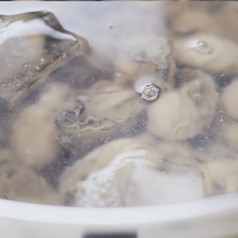 Hàu đang được rửa sạch