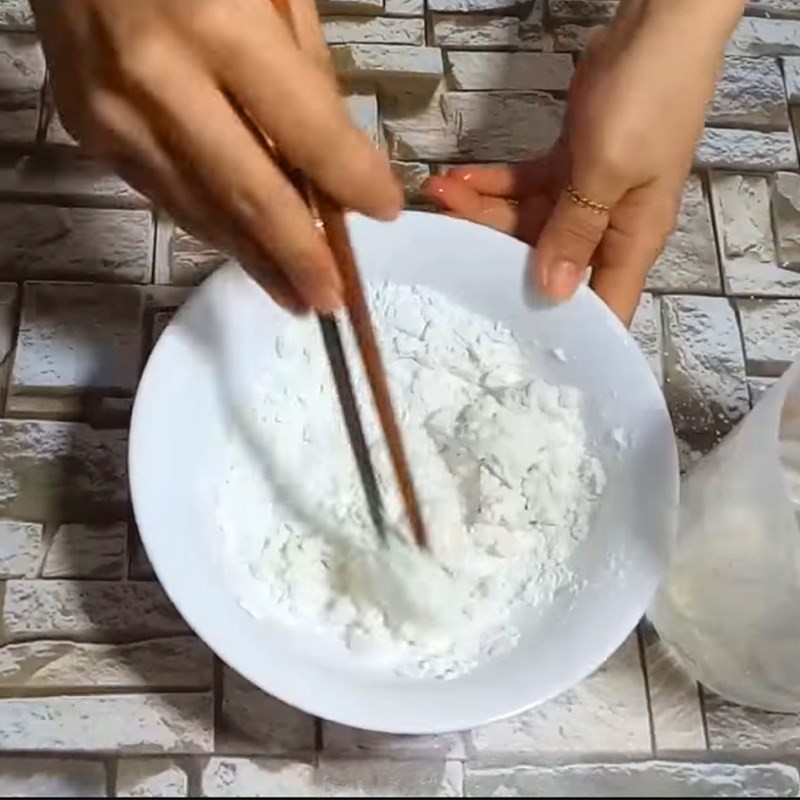 Quá trình chuẩn bị bột nếp để làm vỏ bánh chè trôi nước dẻo mịn