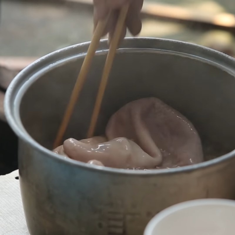 Sơ chế lòng heo sạch sẽ, loại bỏ mùi hôi cho món cháo lòng