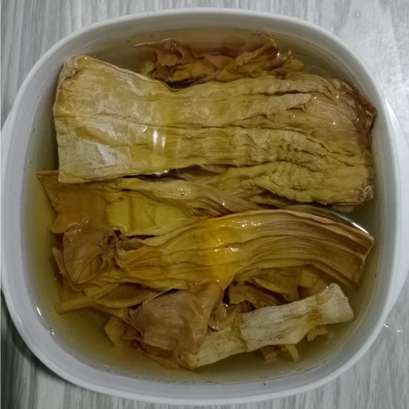 Măng khô sau khi luộc mềm, sẵn sàng để xé sợi