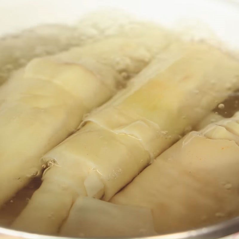 Sơ chế măng tươi cho món chân giò hầm măng