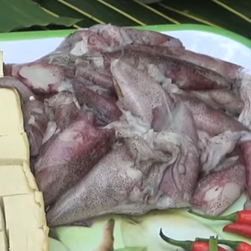 Sơ chế mực cho món lẩu mực nấu chao