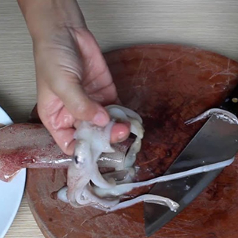 Cách nấu mực ngon đơn giản: Sơ chế mực - Làm sạch