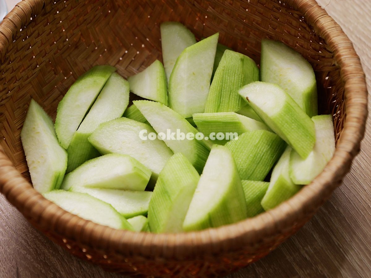 Mướp hương được thái miếng vừa ăn