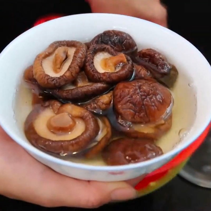 Sơ chế nấm đông cô thái sợi cho món nui chay