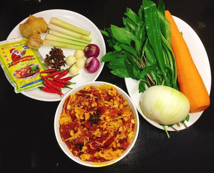 Nguyên liệu sơ chế gồm thịt bò, cà rốt, sả, hành, chuẩn bị cho các bước hướng dẫn cách nấu hủ tiếu bò kho