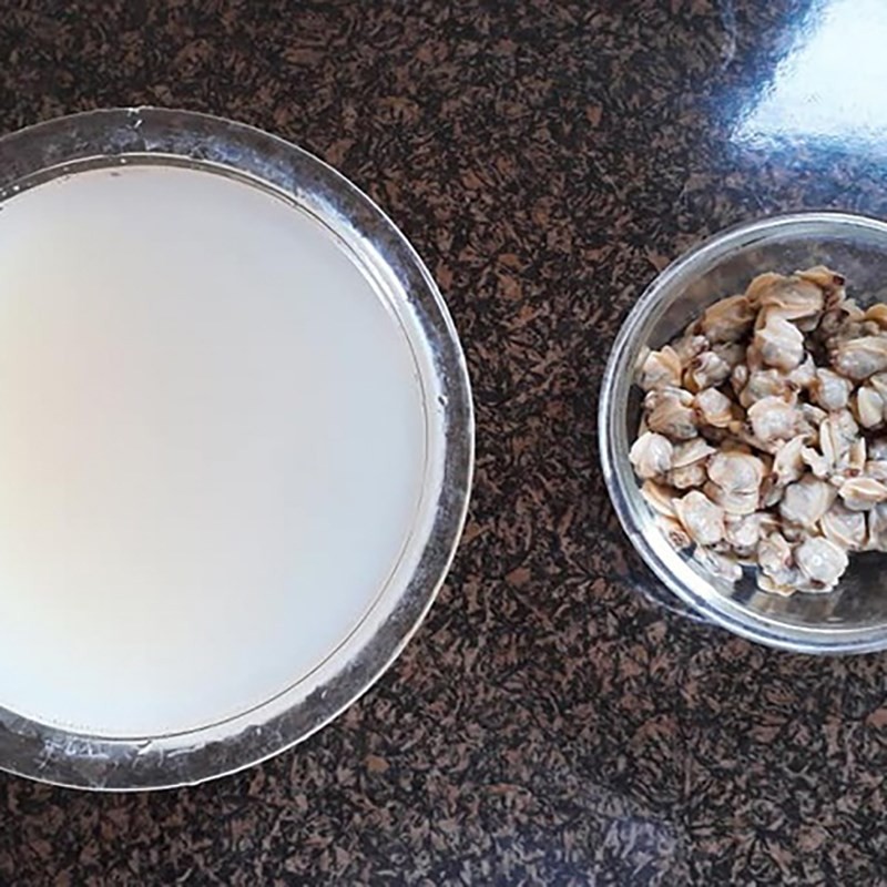 Tách thịt ngao khỏi vỏ, làm sạch phần ruột đen để món canh ngao ngon hơn