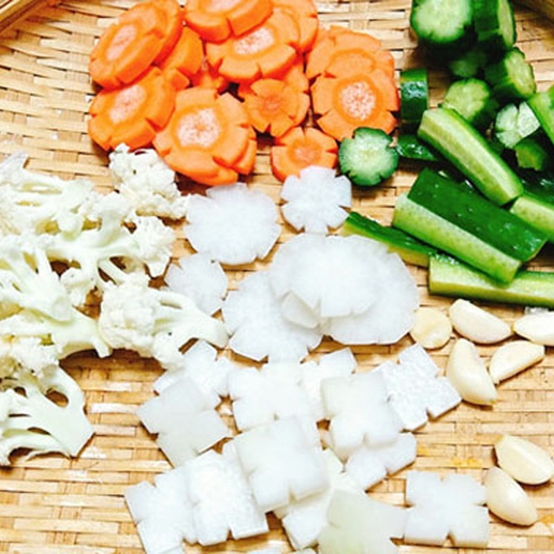 Bì bóng đang được ngâm trong nước gừng rượu để khử mùi và làm mềm trước khi chế biến