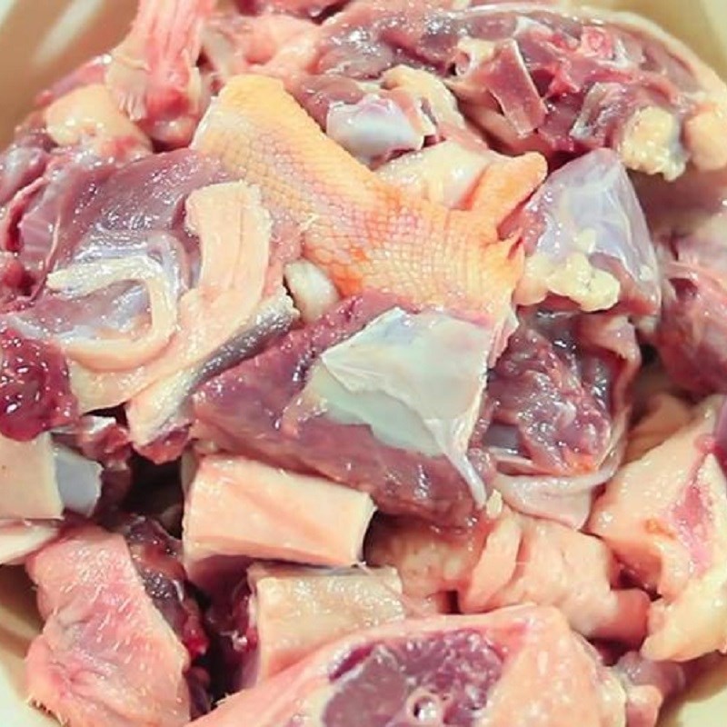 Rửa sạch thịt vịt đã chặt khúc
