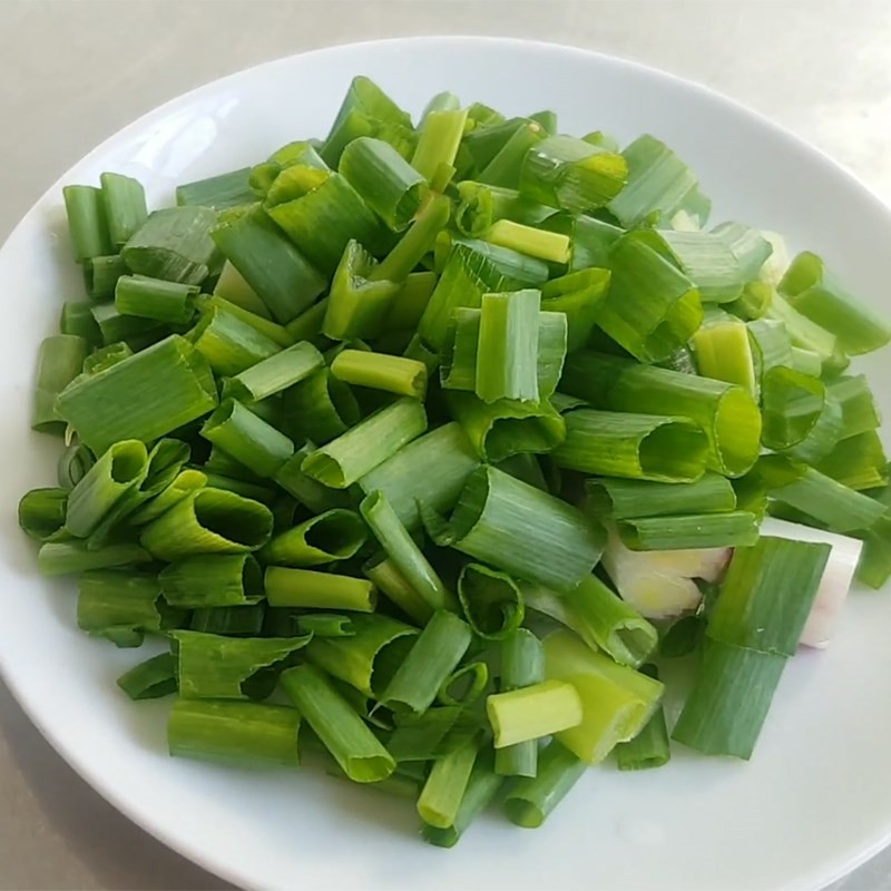 Sơ chế khoai môn bằng cách gọt vỏ và thái hạt lựu