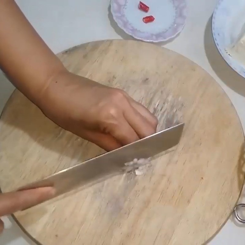 Hành tím băm nhỏ, một bước quan trọng trong sơ chế nguyên liệu cho cách nấu đậu phụ ngon