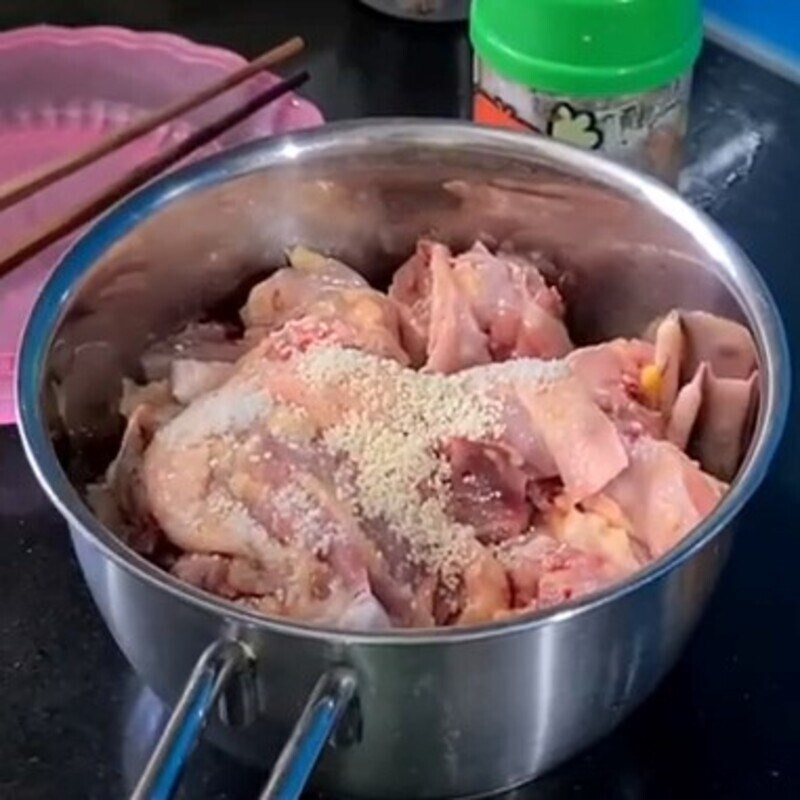 Sơ chế thịt ốc bươu sạch sẽ, chuẩn bị cho món bún ốc dọc mùng