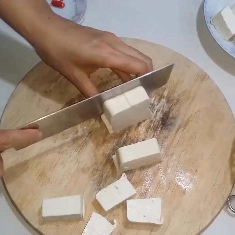 Cắt đậu phụ thành khối vuông đẹp mắt, chuẩn bị cho các món ngon từ đậu phụ