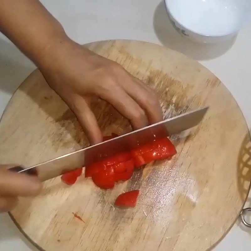 Cà chua được thái nhỏ, sẵn sàng tạo màu và hương vị chua thanh cho món canh ngao đậu phụ