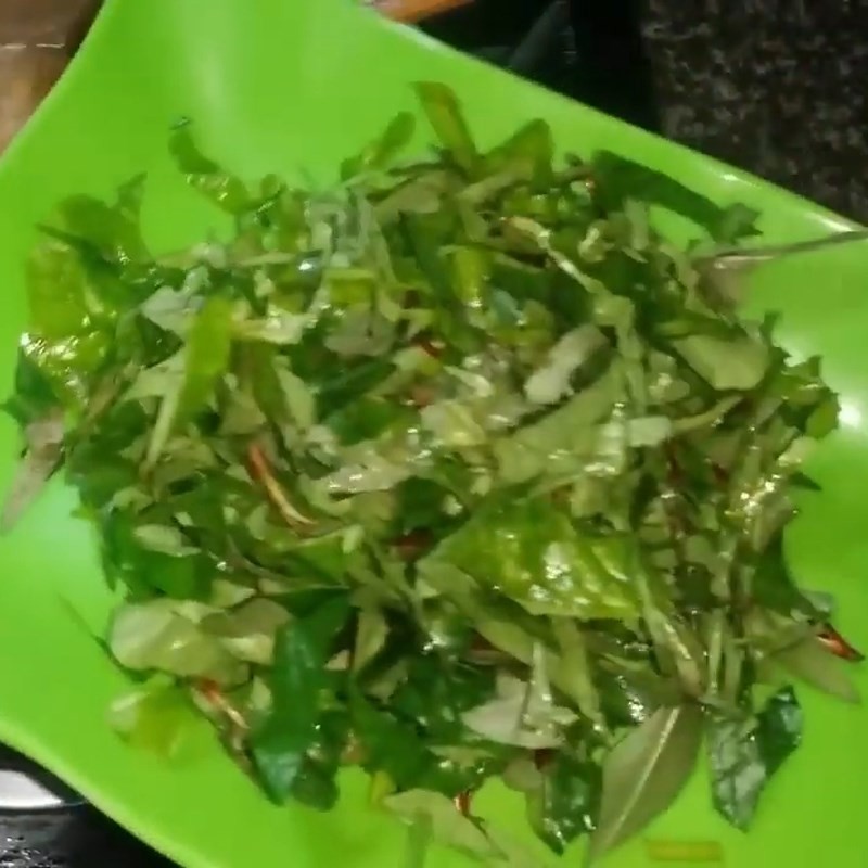 Rau thơm được cắt nhỏ, sẵn sàng thêm vào để tăng hương vị cho món đậu phụ ngon