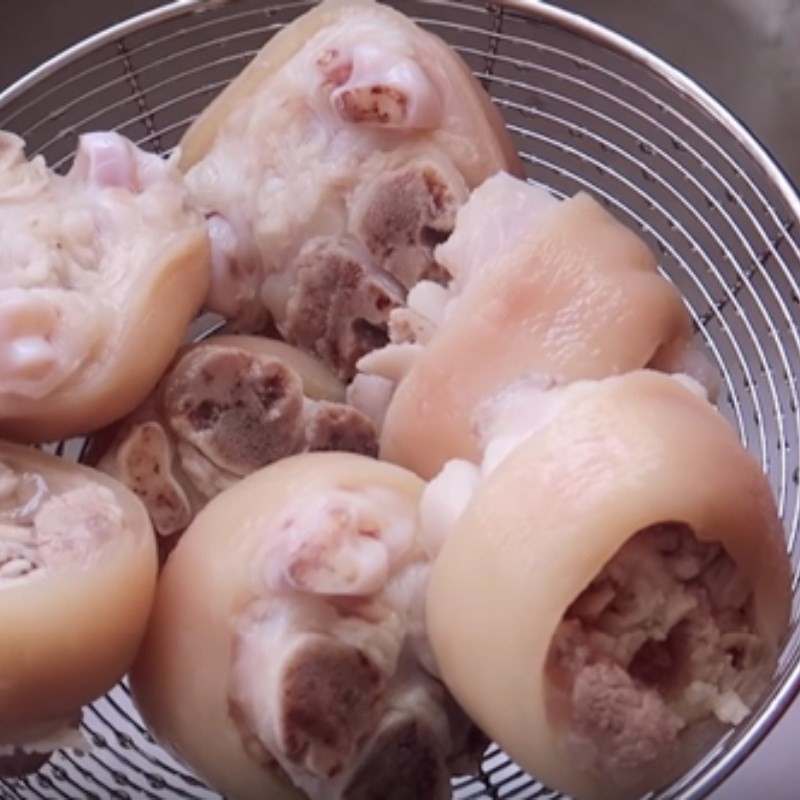 Sơ chế giò heo sạch sẽ, sẵn sàng cho cách nấu cháo giò heo đúng chuẩn.
