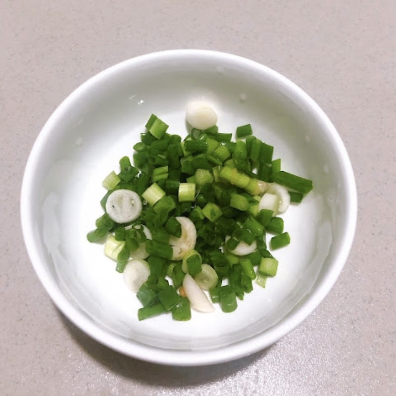 Hành tím và hành lá được cắt nhỏ, dùng để tạo hương thơm cho món cháo giò heo.