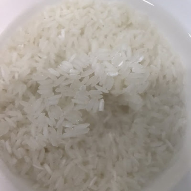 Đậu đen và gạo đã ngâm nở, chuẩn bị cho nồi cháo giò heo đậm đà.