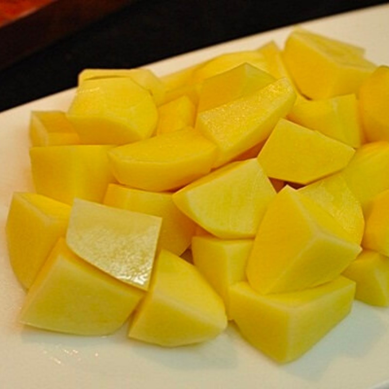 Sơ chế khoai tây cho canh chay