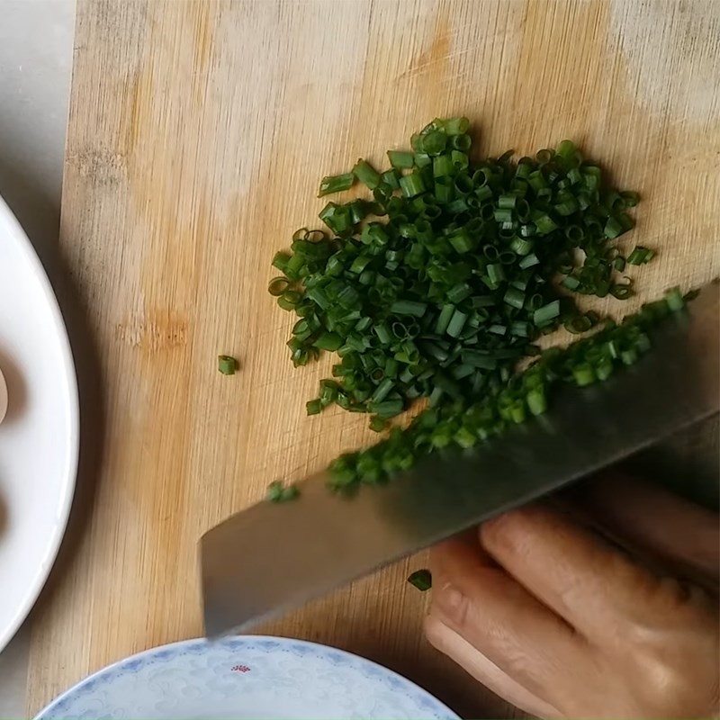 Thái nhỏ lá tía tô chuẩn bị nấu cháo hành