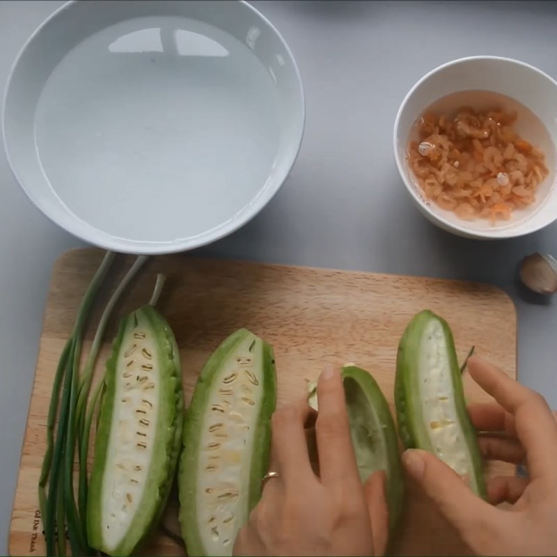 Tôm khô đã ngâm mềm và rửa sạch để chuẩn bị nấu canh khổ qua