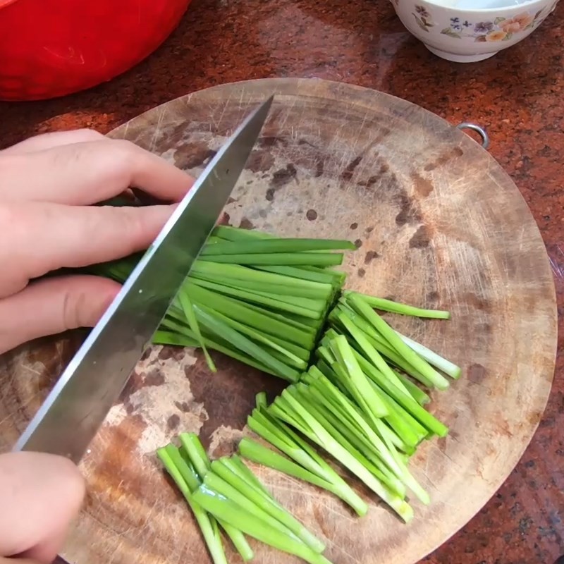 Đậu hũ non được cắt thành từng khoanh đều đẹp để chuẩn bị nấu canh