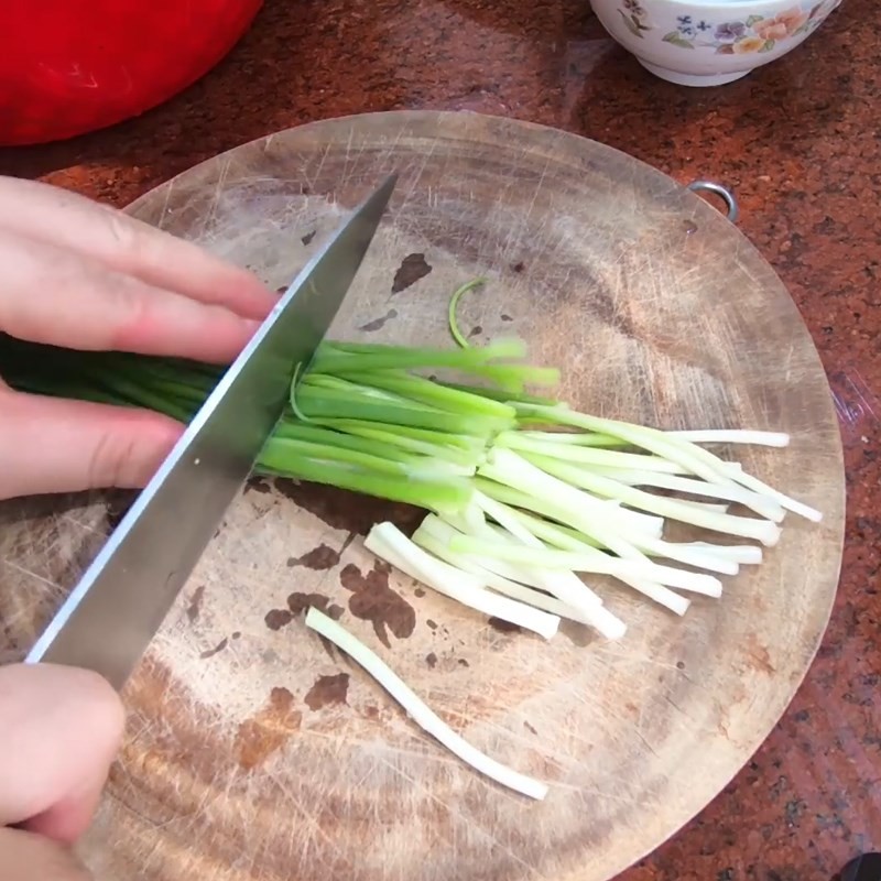 Hẹ và hành lá đã được rửa sạch và cắt khúc chuẩn bị cho món canh hẹ đậu hũ