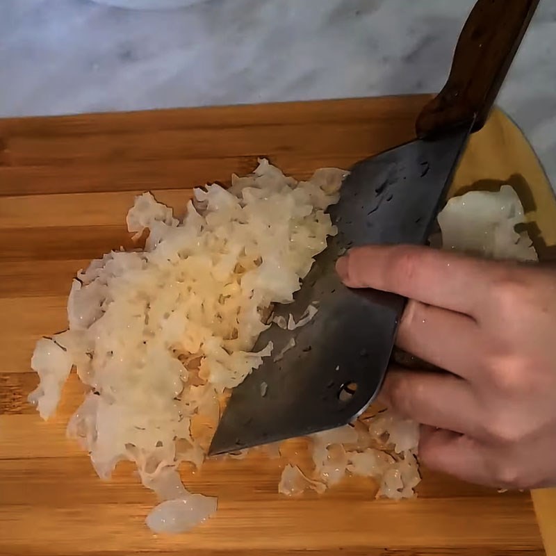 Măng tươi sau khi luộc và sơ chế sạch sẽ để nấu súp cua nấm