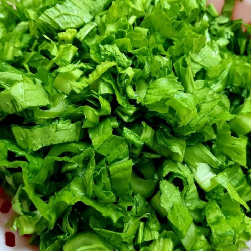 Rửa sạch và cắt nhỏ rau cải bẹ xanh cho món canh cá rô