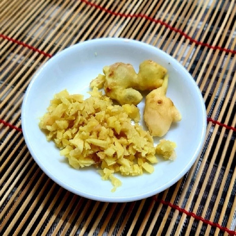 Gừng tươi được sơ chế để khử mùi tanh cá rô và tăng hương vị canh