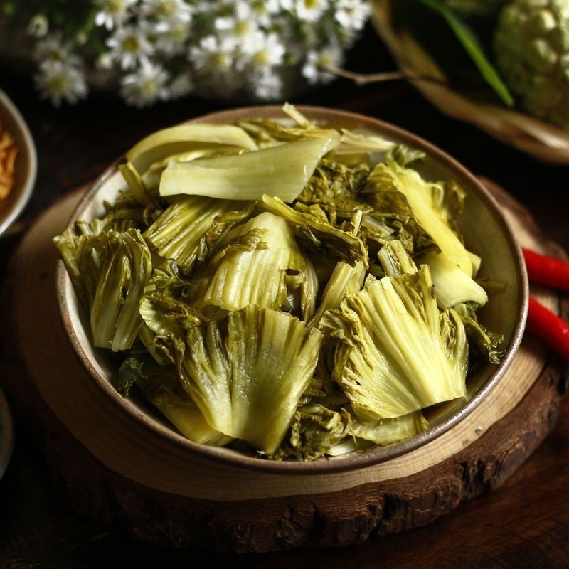 Gừng, sả, hành tím, ớt được thái lát để ướp cá