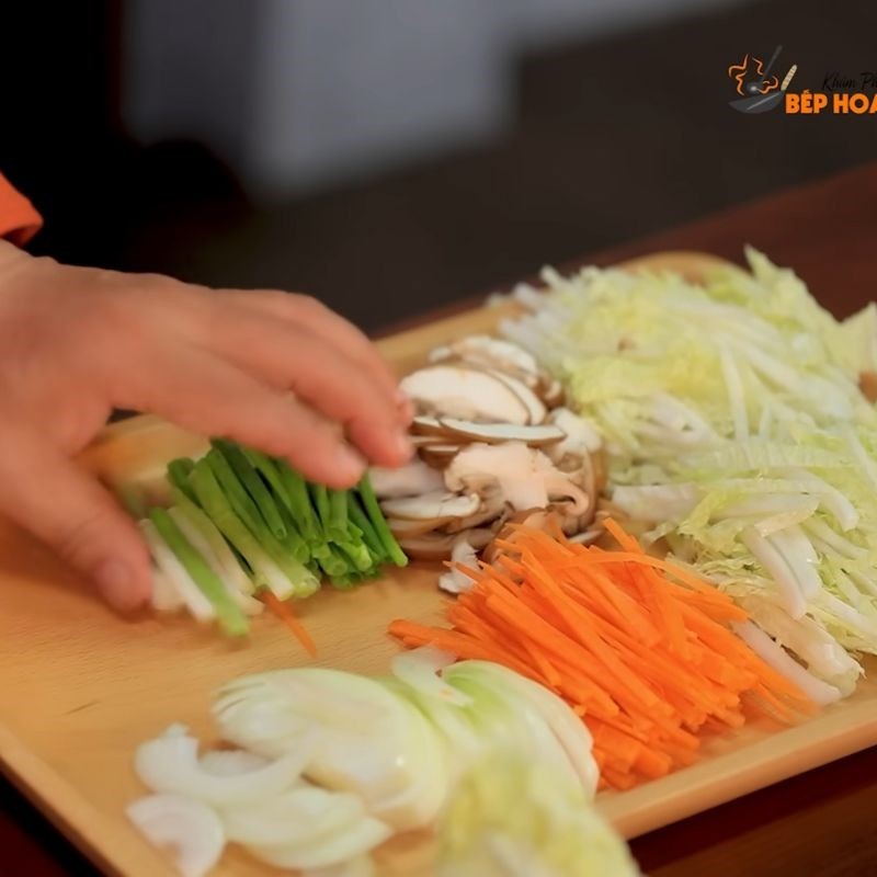Chuẩn bị rau sống, hành tím và ớt để ăn kèm miến cua đồng