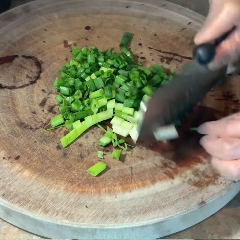 Sơ chế tôm tươi, loại bỏ vỏ và chỉ đen, chuẩn bị cho món canh bí ngòi