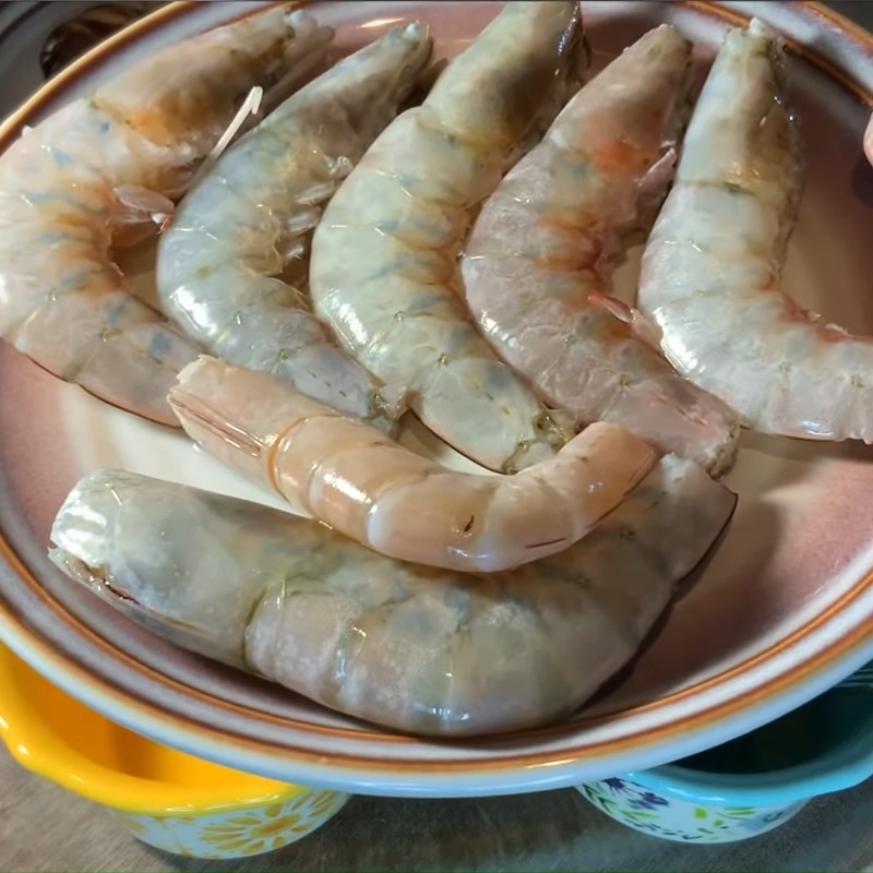 Nấm hương tươi đã được cắt làm tư, sẵn sàng để nấu canh bí ngòi