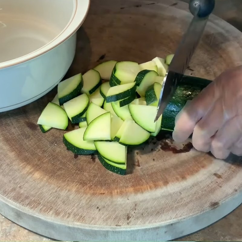 Thái bí ngòi xanh thành lát mỏng đều để dễ nấu và thấm gia vị