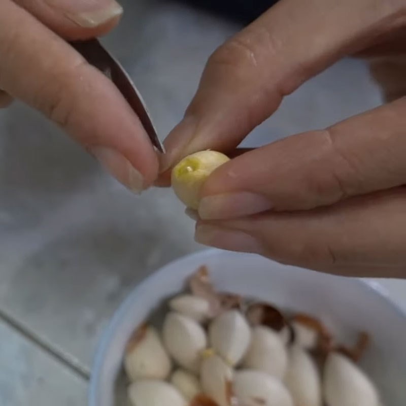 Sơ chế bạch quả để nấu chè mủ trôm